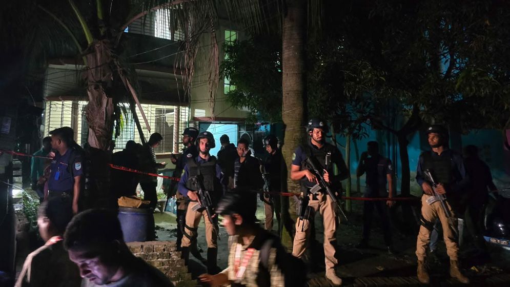 সাভারে একটি ৪ তলা ভবনে সিটিটিসির অভিযানে আটক ১, ককটেল উদ্ধার