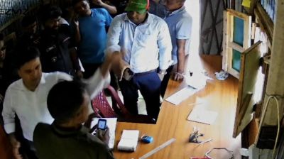 চিনতে না পারায় ইজারাদারের কর্মচারীকে পেটালেন ত্রিশালের ইউএনও, থামালেন এসিল্যান্ড