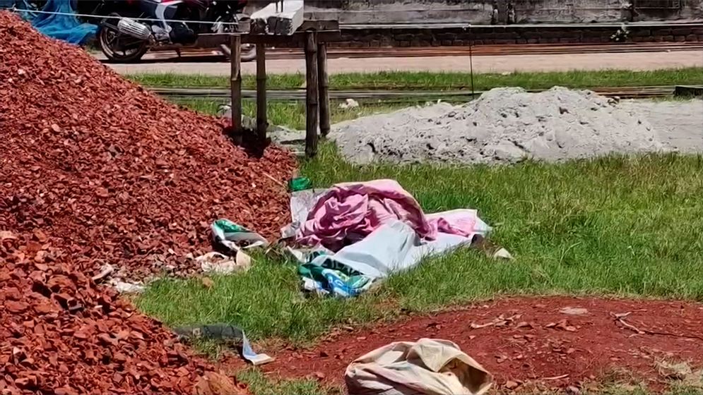 সাভারে বোমা সদৃশ বস্তুর সন্ধান, ঘটনাস্থল ঘিরে রেখেছে পুলিশ