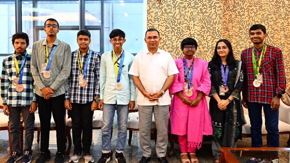 প্রধানমন্ত্রীর সঙ্গে গণিত অলিম্পিয়াড বিজয়ীদের সৌজন্য সাক্ষাৎ