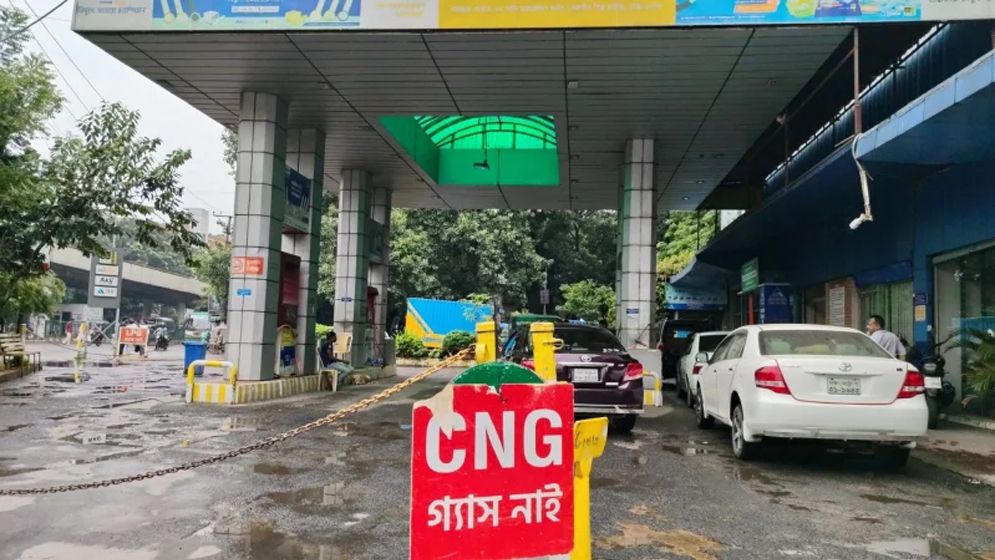 সিএনজি স্টেশনে কোথাও দীর্ঘ লাইন, কোথাও 'গ্যাস নাই' সাইনবোর্ড