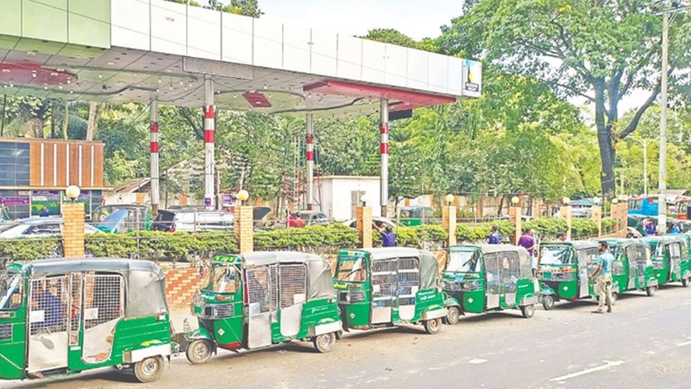 গ্যাস সংকটে সিএনজি ফিলিং স্টেশনে ভোগান্তি বাড়ছে