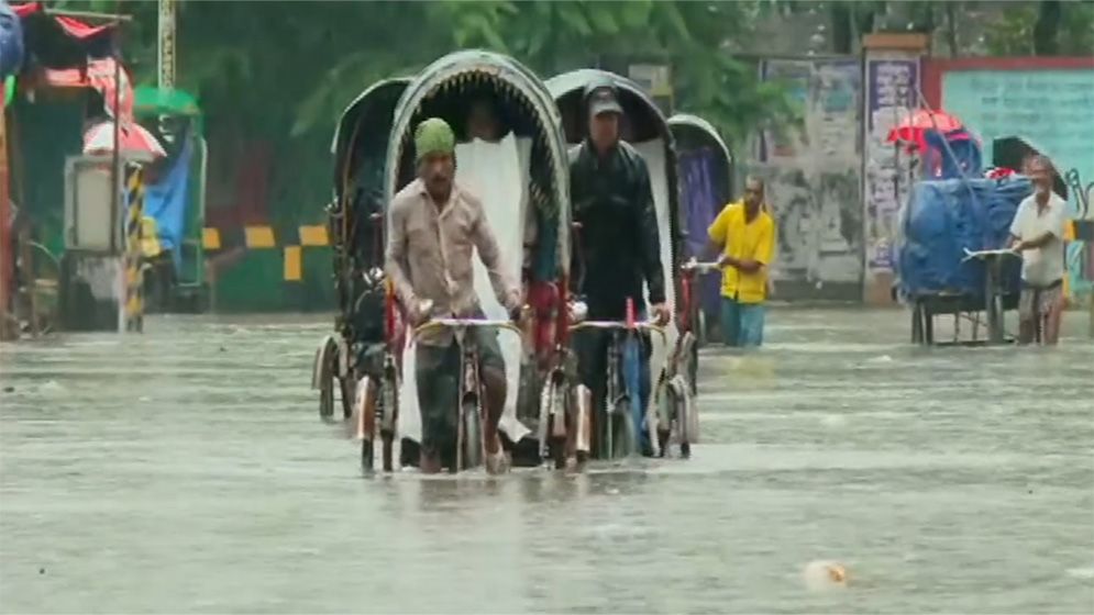 ভারী বৃষ্টিতে চট্টগ্রামে  জলাবদ্ধতা, দুর্ভোগে নগরবাসী