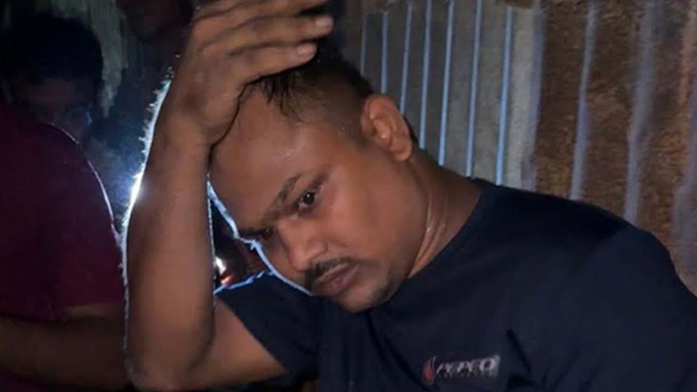 নরসিংদীতে মাদক সেবনকালে পুলিশ সদস্যসহ আটক ৪