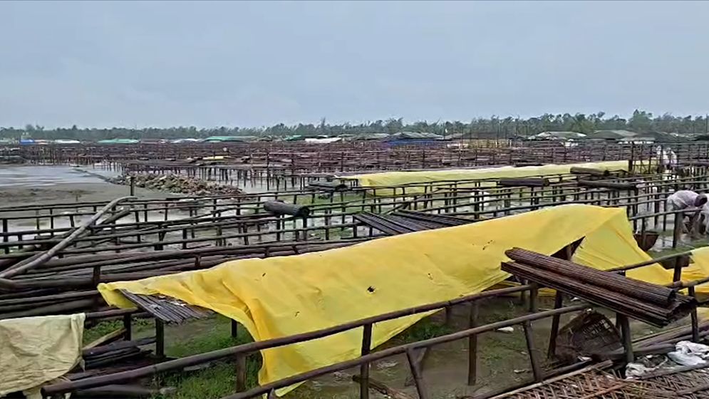 কক্সবাজারের নাজিরারটেক শুঁটকি পল্লীতে আকস্মিক ঝড়ে ১ কোটি টাকার ক্ষয়ক্ষতি