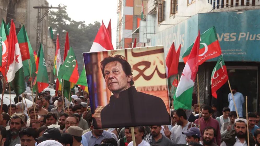 ইমরান খানকে কারাগার থেকে হাসপাতালে নেওয়ার নির্দেশ পাকিস্তান সুপ্রিম কোর্টের