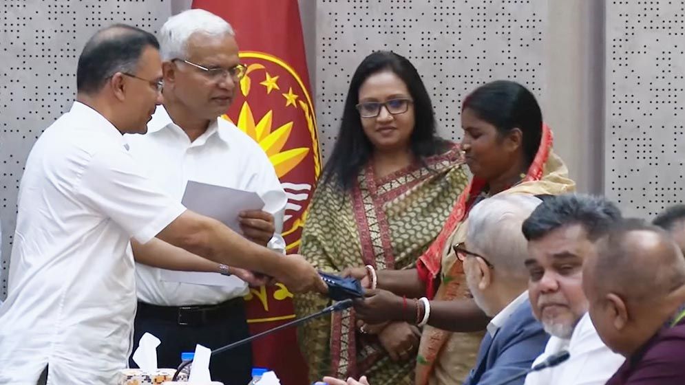 চা শ্রমিকদের ২০ হাজার রেইনকোট বিতরণ করলেন প্রধানমন্ত্রী