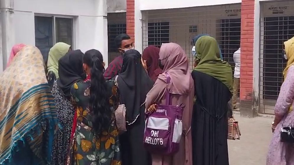 রংপুর চিড়িয়াখানায় অসামাজিক কার্যকলাপের অভিযোগে ২৭ তরুণ-তরুণী আটক