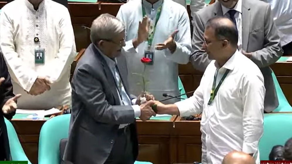 নবনির্বাচিত রাষ্ট্রপতিকে প্রধানমন্ত্রীর লাল গোলাপ শুভেচ্ছা