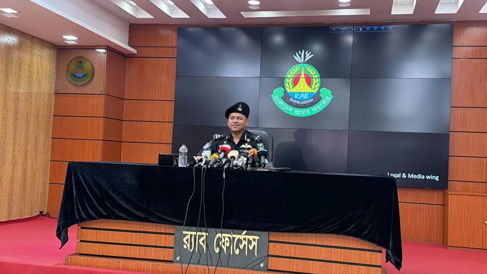 বিমানবন্দর এলাকায় ডিএল ফিলিং স্টেশনের কোটি টাকা ডাকাতি; মূল হোতাসহ গ্রেফতার ৩