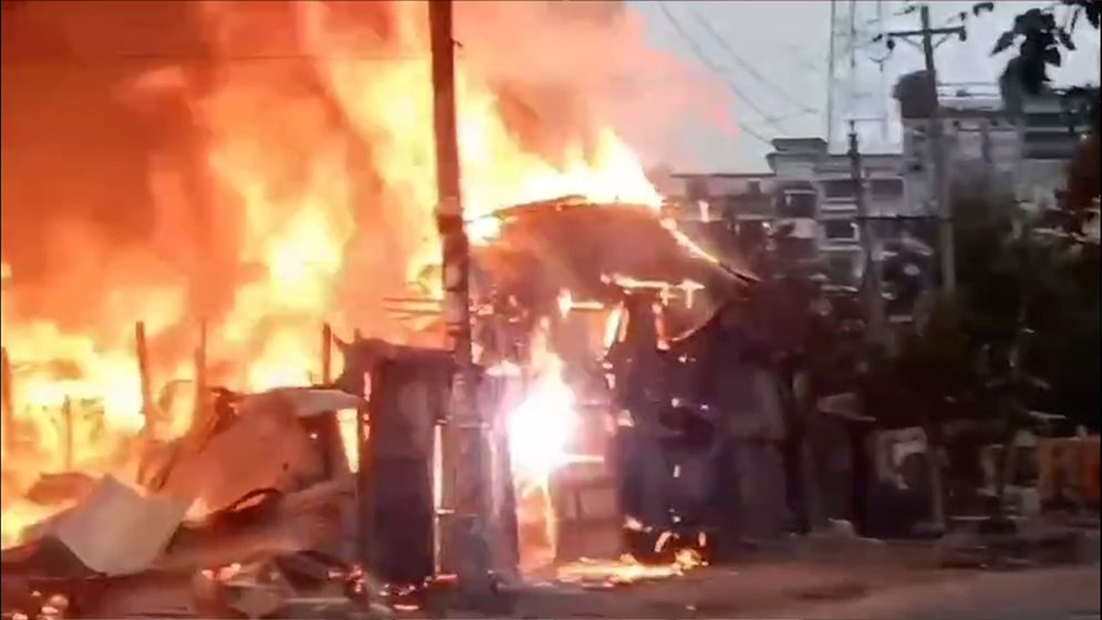 নারায়ণগঞ্জে ইজিবাইক গ্যারেজে আগুন, নিয়ন্ত্রণে ৪ ইউনিট