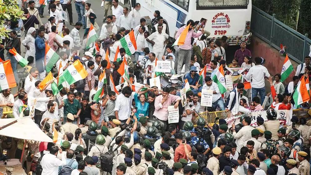 বিহারে আন্দোলন: পুলিশের সাথে বিক্ষোভকারীর পাল্টাপাল্টি সংঘর্ষ