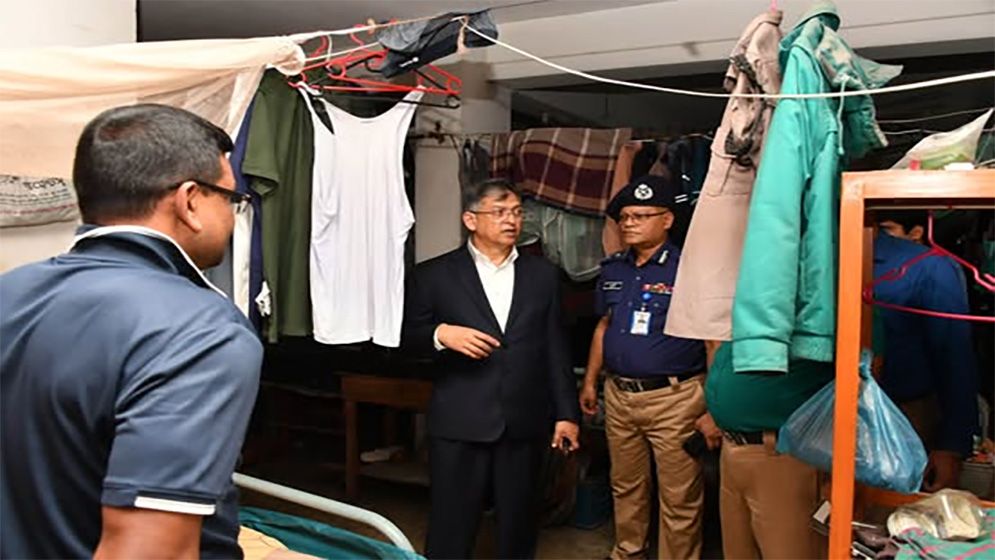 তেজগাঁও থানায় স্বরাষ্ট্রমন্ত্রীর আকস্মিক পরিদর্শন