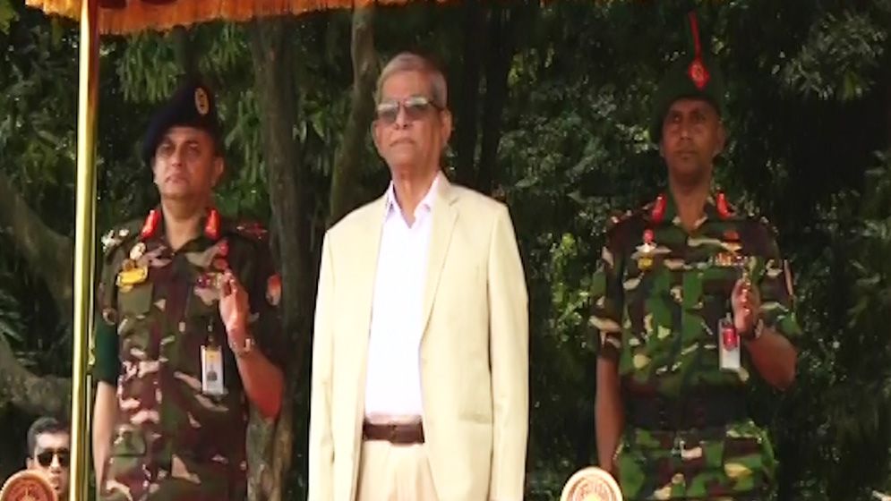 বঙ্গভবনে উঠলেন রাষ্ট্রপতি, দেওয়া হলো গার্ড অব অনার
