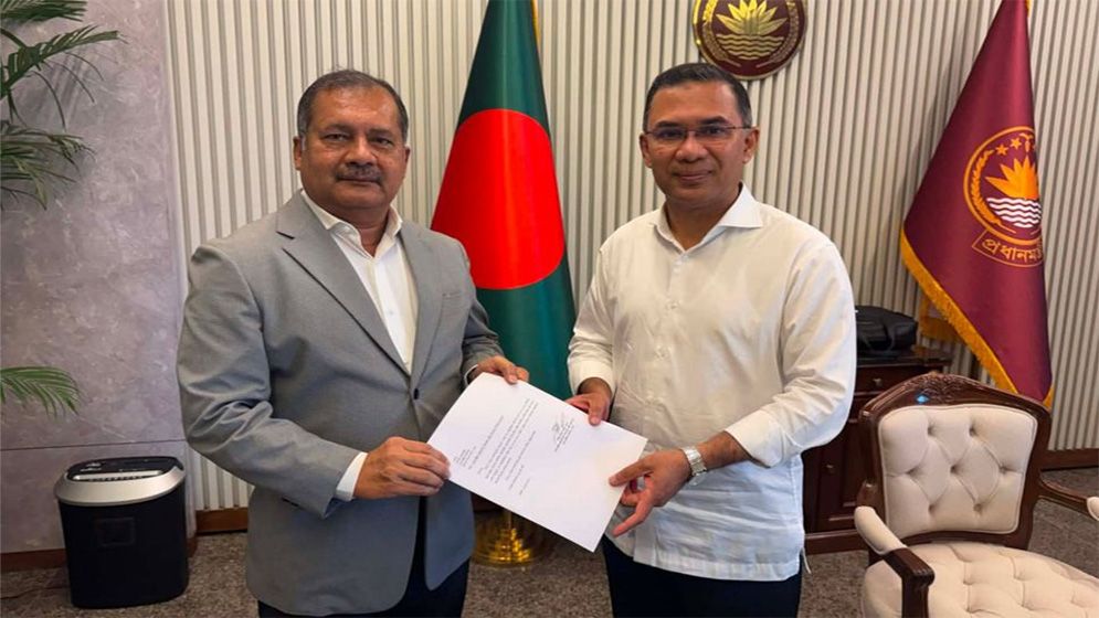 প্রধানমন্ত্রীর হাতে যোগদানপত্র তুলে দিলেন জহির উদ্দিন স্বপন