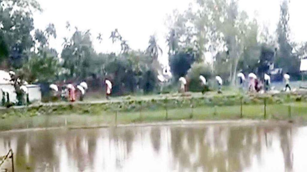 কুড়িগ্রামে গুদাম ভেঙে ১০ হাজার কেজি সার নিয়ে গেলো বিক্ষুব্ধ কৃষকরা