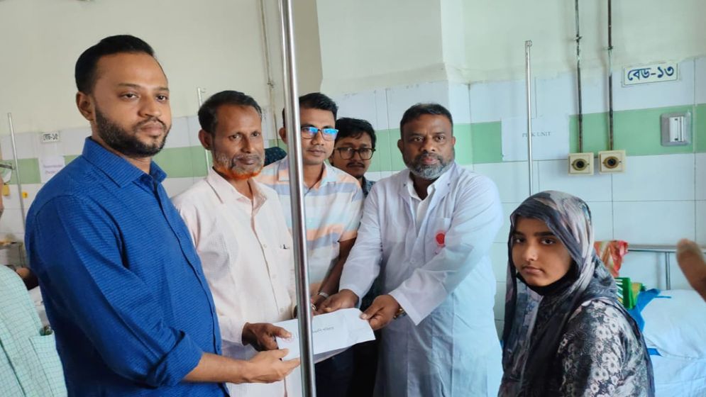 চব্বিশের গণঅভ্যুত্থানে শহিদ জুবায়েরের বোনের পাশে দাঁড়ালেন প্রধানমন্ত্রী