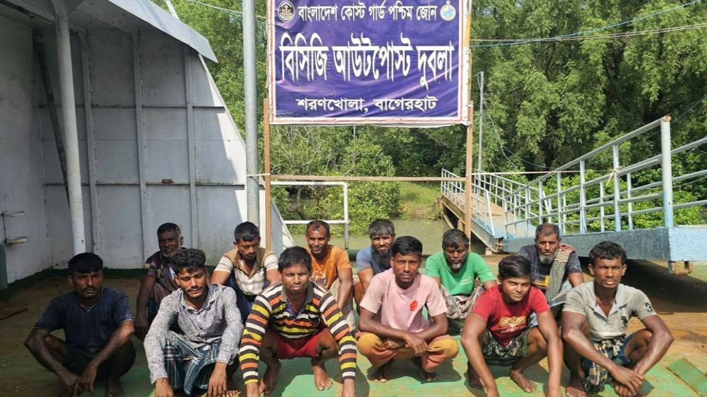সমুদ্রে ফিশিং বোট বিকল হয়ে ভাসতে থাকা ১২ জেলেকে উদ্ধার করল কোস্টগার্ড