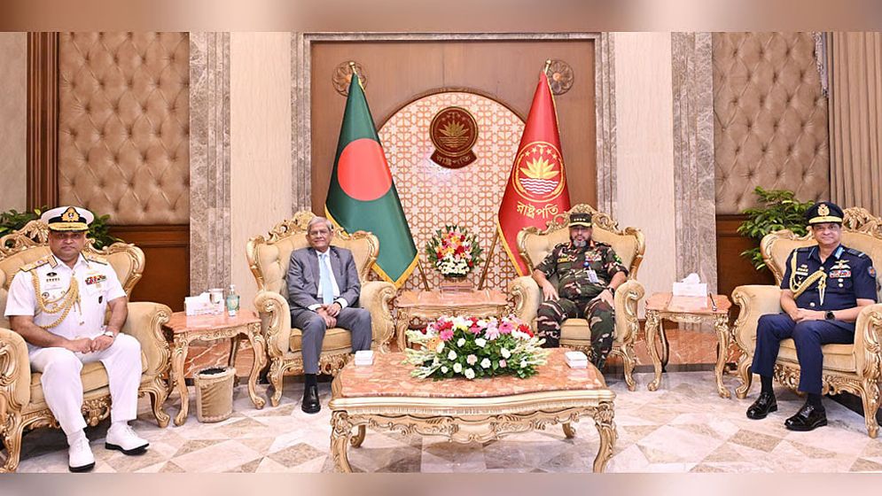 রাষ্ট্রপতির সঙ্গে তিন বাহিনী প্রধানের সাক্ষাৎ