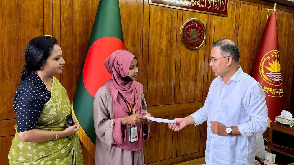 প্রধানমন্ত্রীর সহায়তায় চীনে মেডিকেলে পড়ার স্বপ্ন পূরণ নাটোরের ফাতেমার