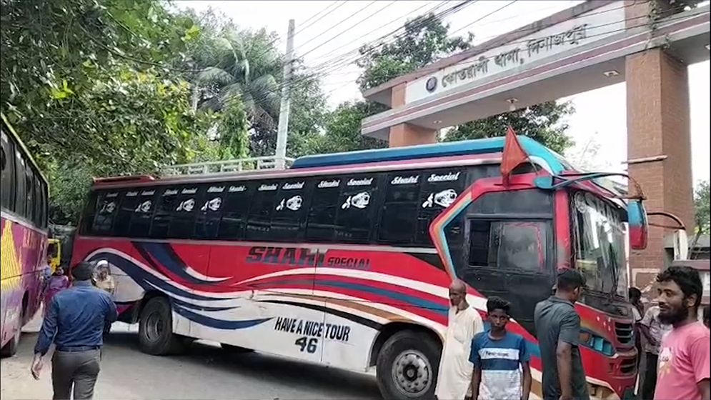 শ্রমিক নেতা আটকের প্রতিবাদে দিনাজপুরে থানা ঘেরাও, ঢাকাসহ বিভিন্ন রুটে বাস চলাচল বন্ধ
