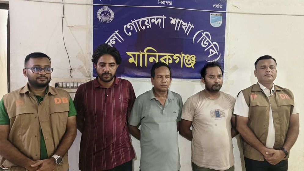 মানিকগঞ্জে সরকারি অ্যাম্বুলেন্সে মিললো ১৫০০ পিস ইয়াবা, গ্রেফতার ৩