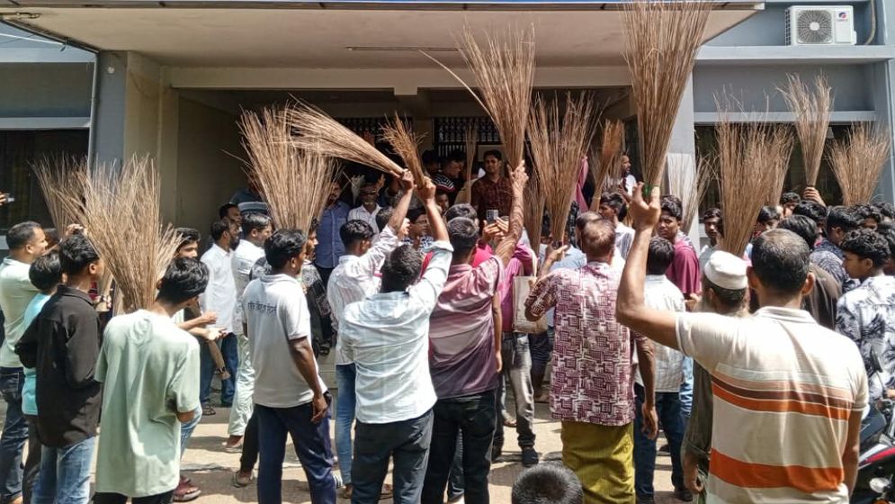 পটুয়াখালীতে যুবদলের পদব‌ঞ্চিত নেতাদের ঝাড়ু মিছিল