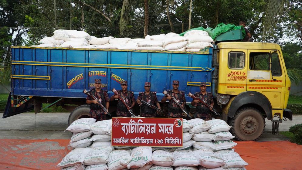 ব্রাহ্মণবাড়িয়ায় ভারতে পাচারের উদ্দেশ্যে মজুদ ২৪ টন সারসহ ট্রাক আটক