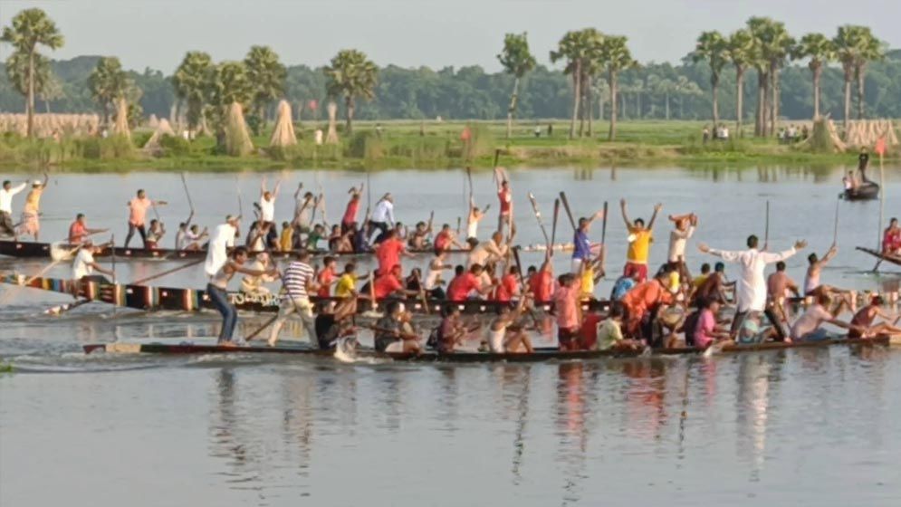 ফরিদপুরের গ্রামীন ঐতিহ্যবাহী নৌকা বাইচ দর্শনার্থীদের ভিড়