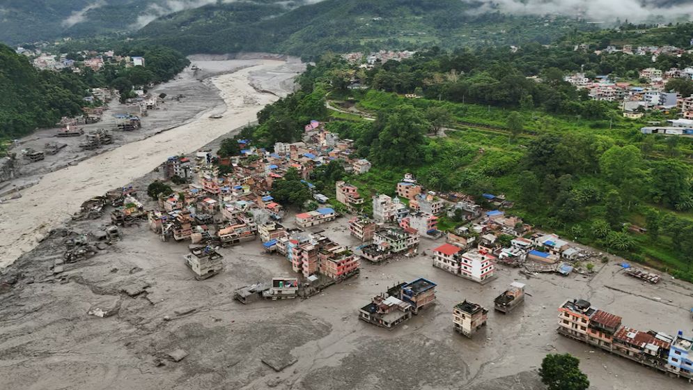 নেপালে বন্যা ও ভূমিধসে নিহত বেড়ে ৩৯০, নিখোঁজ অন্তত ১৫০০