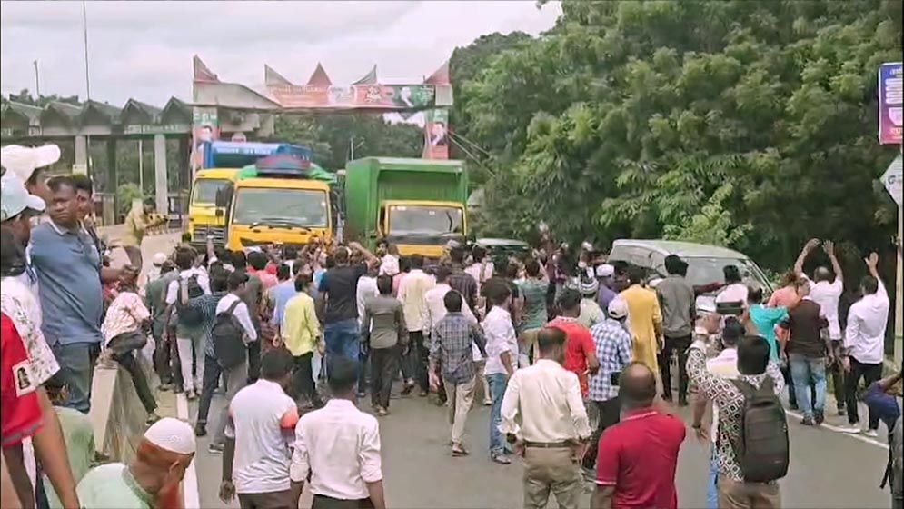 আশুগঞ্জ সার কারখানা চালুর দাবিতে ঢাকা-সিলেট মহাসড়ক অবরোধ ও বিক্ষোভ সমাবেশ