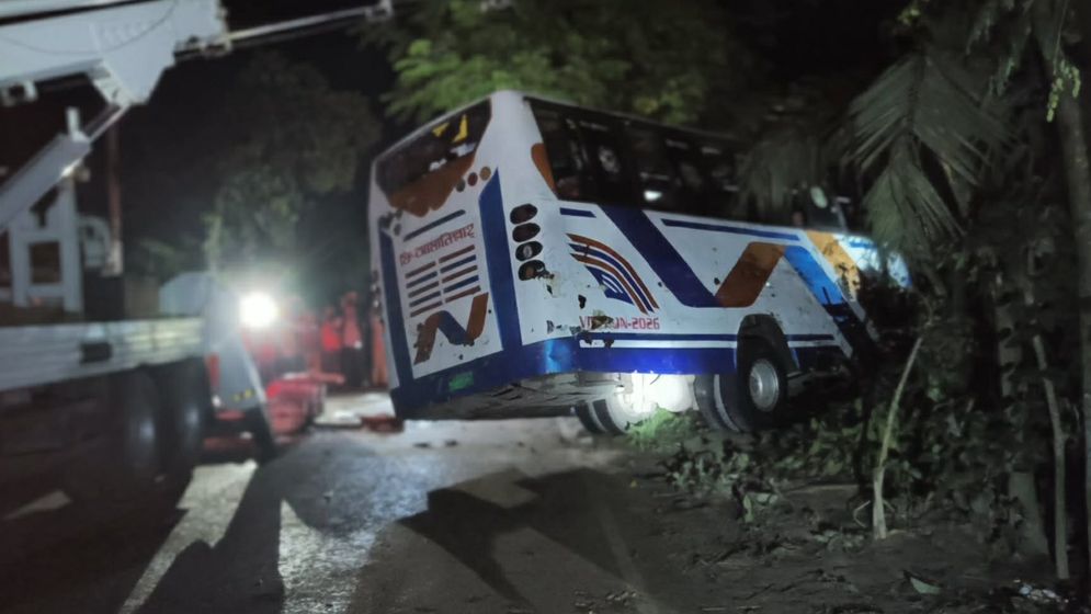 জামালপুরে ইজিবাইকের ওপর উল্টে পড়ল বাস, নিহত ৪