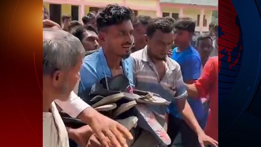 ঝিনাইদহে মাদ্রাসা শিক্ষার্থীদের উত্যক্তের অভিযোগে যুবকের গলায় জুতার মালা