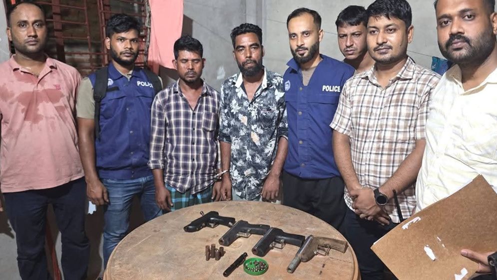 চট্টগ্রামের হাটহাজারীতে পুলিশের অভিযানে অস্ত্র-গুলি ও তৈরীর সরঞ্জামসহ গ্রেফতার ২