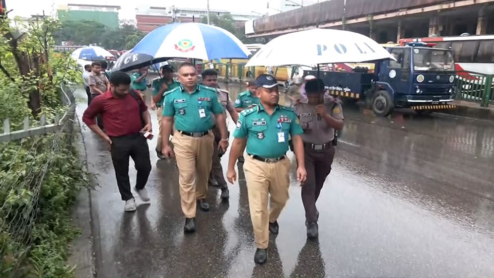 মহাখালীতে 'অলস পড়ে থাকা' বাস পূর্বাচলে নেওয়া শুরু