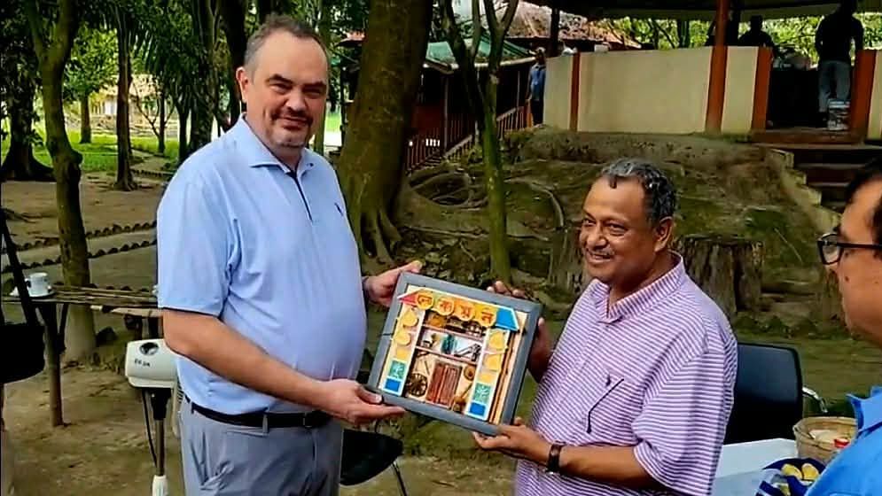 ঠাকুরগাঁওয়ে লোকায়ন জীববৈচিত্র্য জাদুঘর পরিদর্শনে মার্কিন রাষ্ট্রদূত