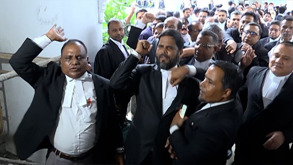 সুপ্রিম কোর্টে বিএনপিপন্থী দুইপক্ষের আইনজীবীদের মধ্যে হাতাহাতি