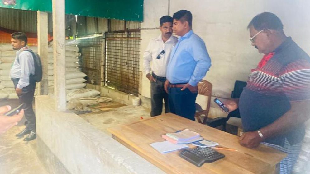 অবৈধভাবে সার মজুদের দায়ে গাজীপুরে দুই সার ব্যবসায়ীকে ২ লাখ টাকা জরিমানা