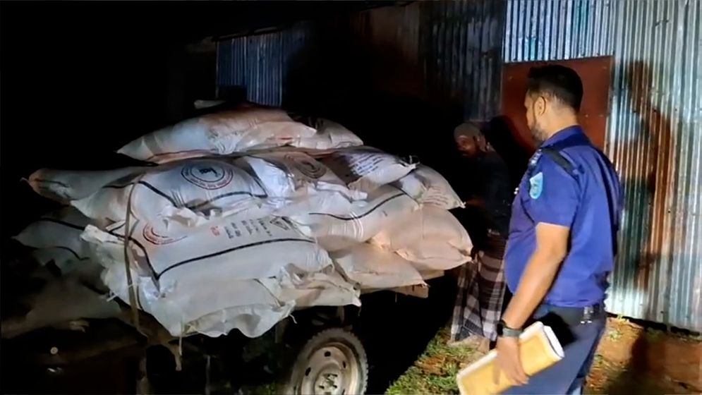 কুড়িগ্রামে অবৈধ সার মজুদে ২ ব্যবসায়ীকে ৪ লাখ ৫ হাজার টাকা জরিমানা