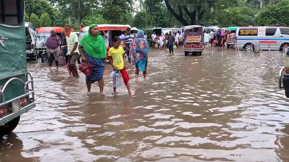 রাজশাহী মেডিকেল কলেজ হাসপাতাল প্রাঙ্গণে জলাবদ্ধতা, ভোগান্তিতে রোগীরা
