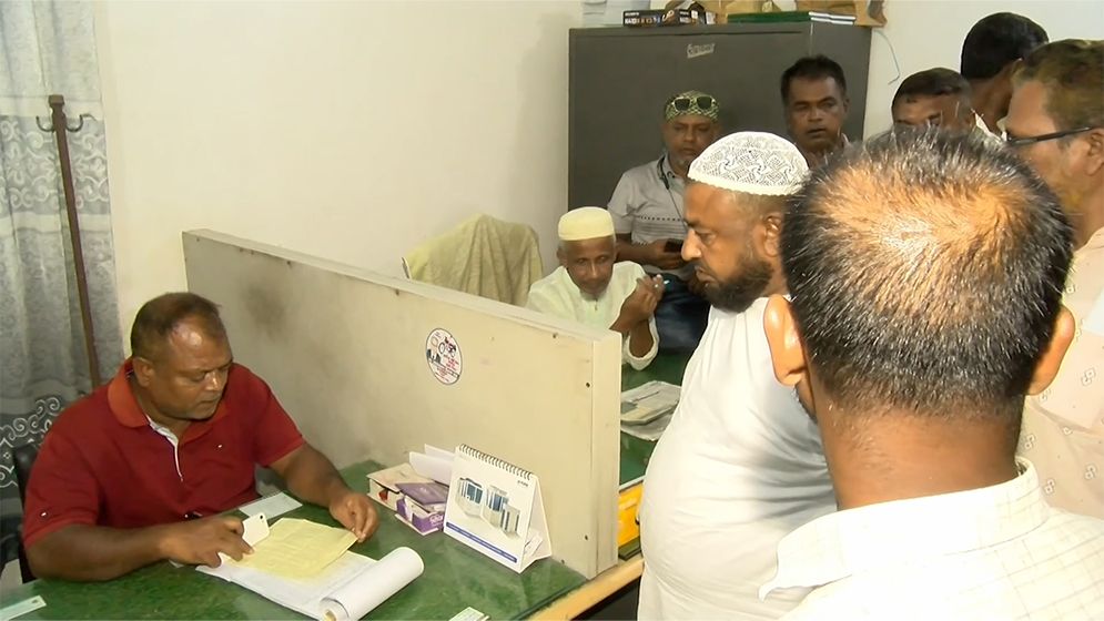 রংপুরে বেশি ভাড়া আদায়ের অভিযোগে হিমাগার ঘেরাও আলু চাষিদের