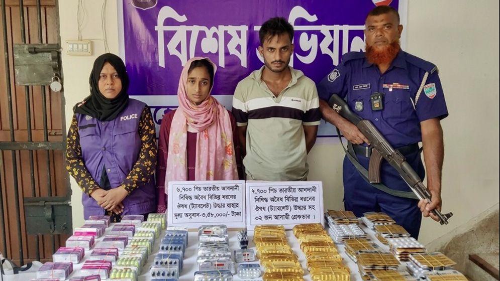 মহেশপুরে সাড়ে তিন লাখ টাকার অবৈধ ভারতীয় ঔষধসহ দম্পতি গ্রেফতার