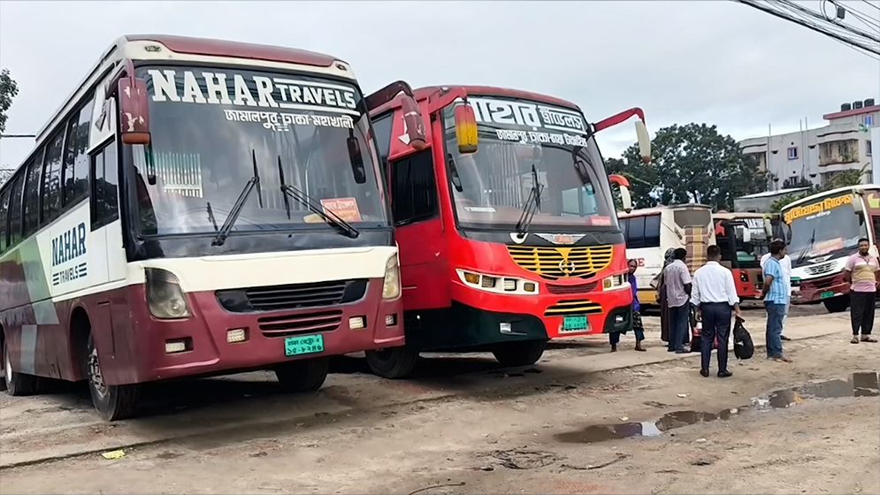 মহাসড়কে শ্রমিকদের নিরাপত্তার দাবিতে জামালপুর-ঢাকা রুটে বাস চলাচল বন্ধ