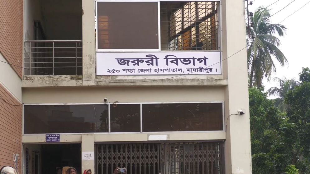 মাদারীপুরে আসামি বহনকারী পুলিশের পিকআপ উল্টে নিহত ১, আহত ১০