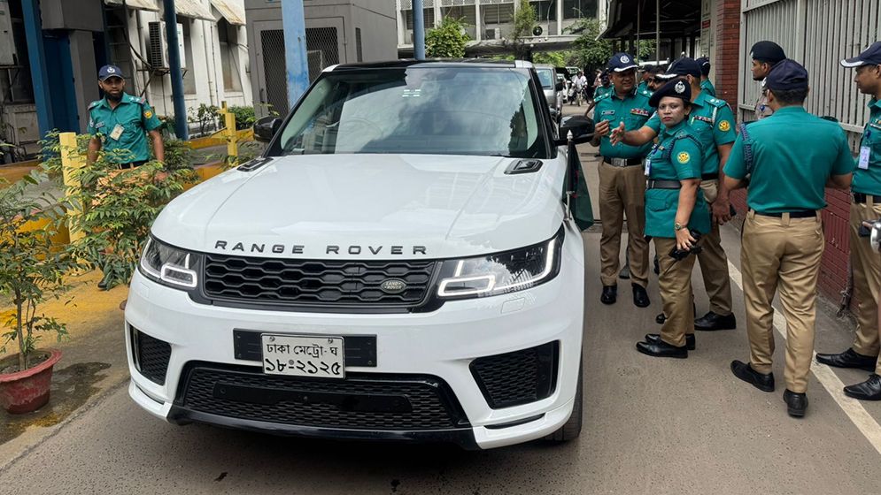 রাজধানীতে উল্টোপথে মন্ত্রী মিল্লাতের গাড়ি, মামলা