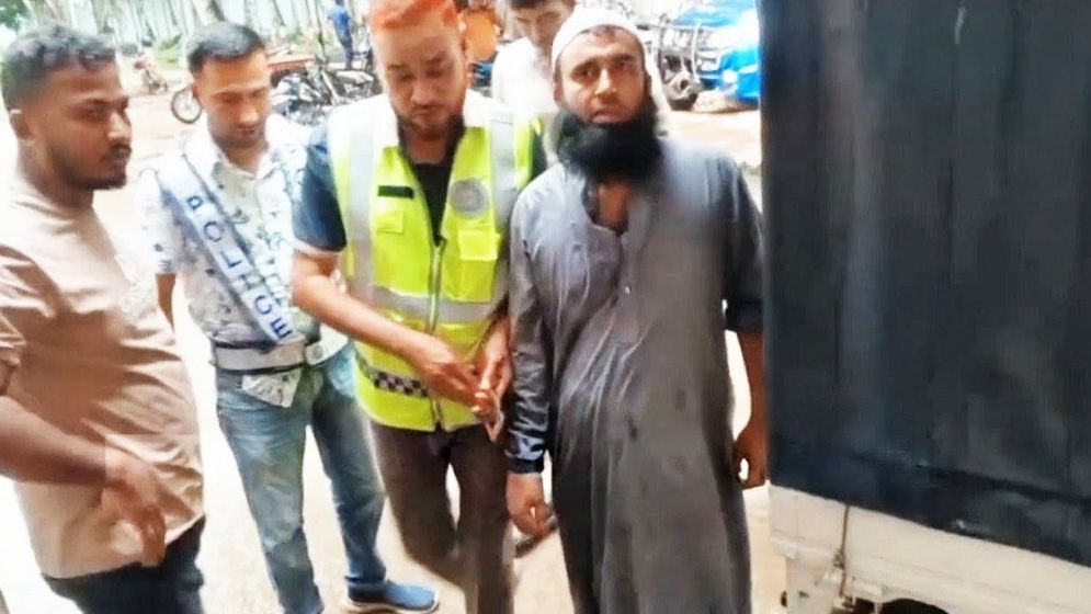 চুয়াডাঙ্গায় ছাত্রীকে ধর্ষণের অভিযোগে মহিলা মাদ্রাসার ‘বড় হুজুর’ আটক