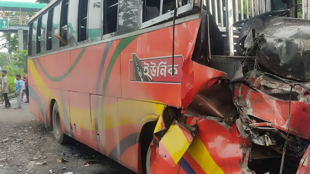 ফেনীতে দাঁড়িয়ে থাকা কাভার্ডভ্যানে বাসের ধাক্কা, ঘটনাস্থলে নিহত তিন