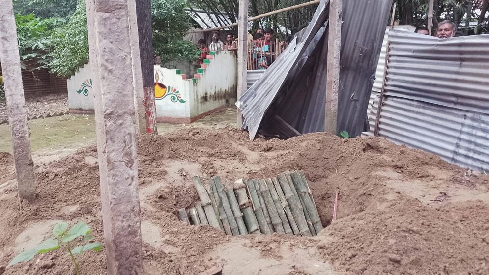 কুষ্টিয়ায় কবর থেকে 'পীরের' মরদেহ তুলে ফের দরবারে দাফন