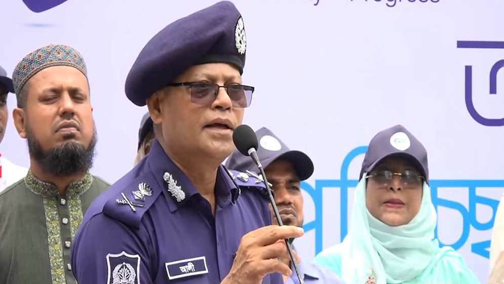 সরকারের বিরুদ্ধে ষড়যন্ত্রকারী পুলিশ অফিসারদের চিহ্নিত করা হয়েছে: আইজিপি