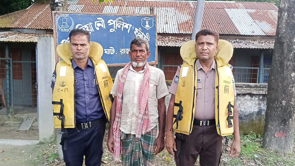 রাজবাড়ীতে এক হাজার মিটার অবৈধ কা‌রেন্ট জালসহ মৎস্য শিকা‌রি আটক